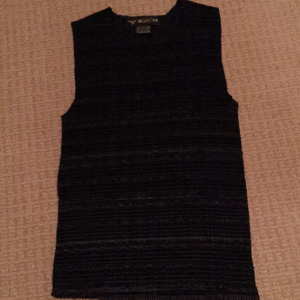 Black textured tank